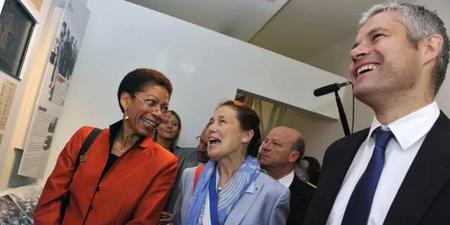 Eliane和儿子(右)一同参与政治活动.jpg