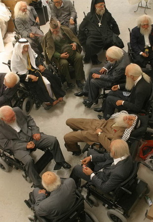 作品名称：老人院 2007 13个仿真老人坐在电动轮椅上.jpg